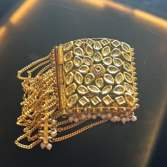 NWOT Elegant Faux Kundan gold finished & faux pearls Bracelet with green Meena! - Picture 8 of 12